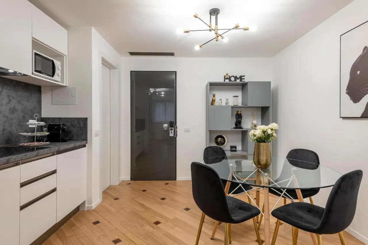 Milan Royal Suites - Centro Duomo 0*,  איטליה