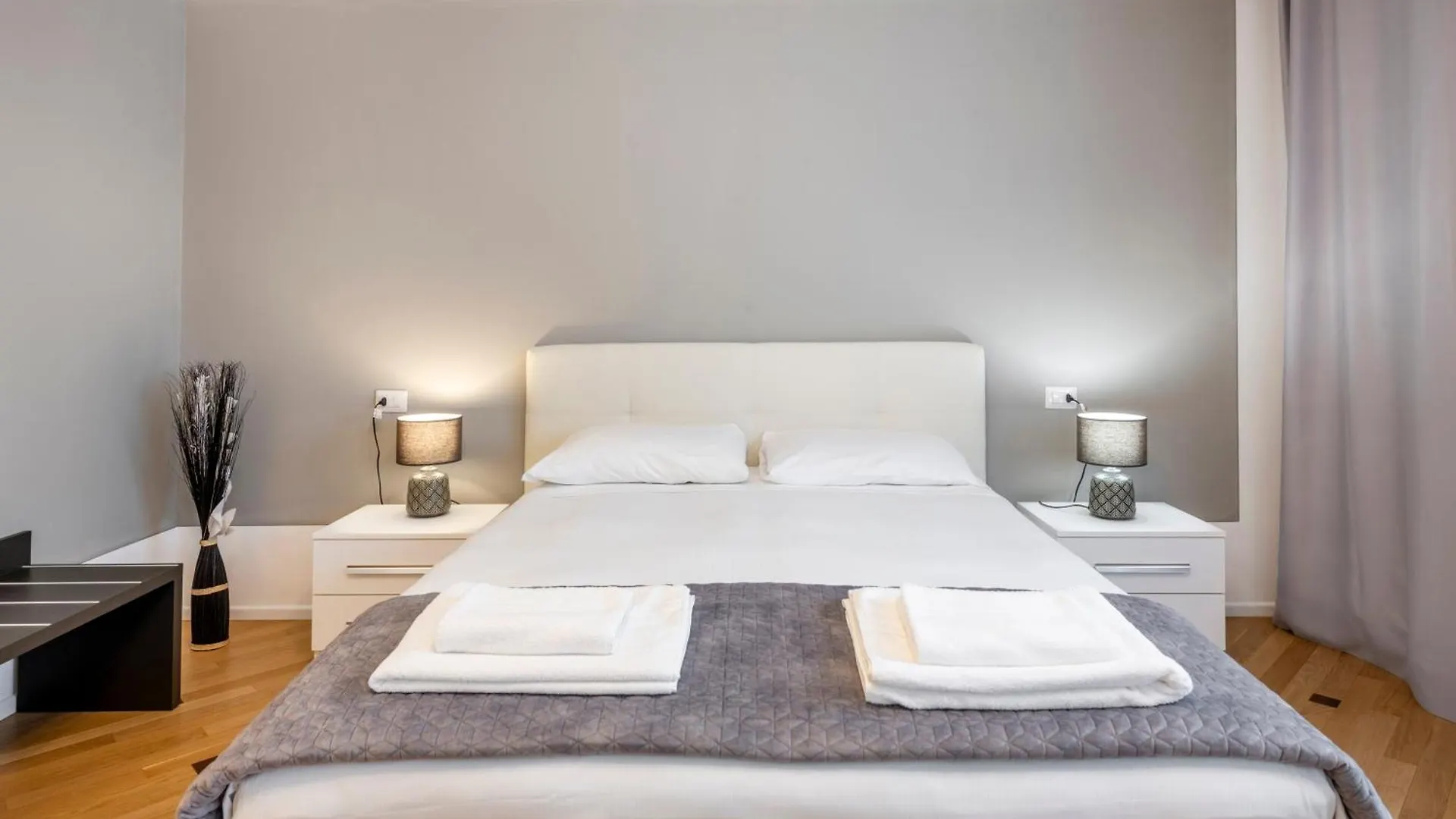 Milan Royal Suites - Centro Duomo Apartman